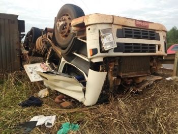 Carreteiro morre ao tombar veículo transportando gado na BR-158