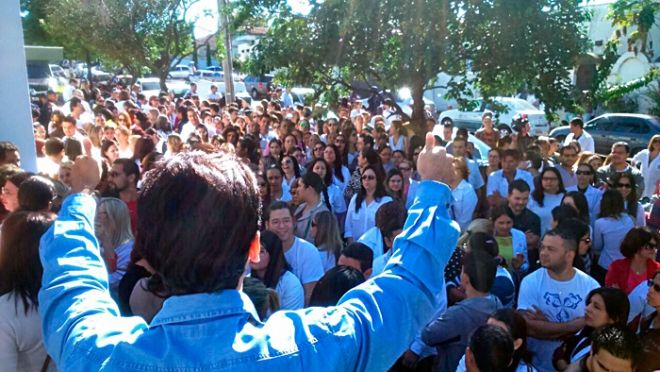 Sess&atilde;o da C&acirc;mara termina com promessa de encontro entre prefeito e enfermeiros