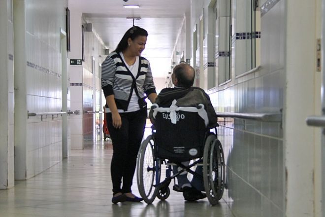 “O trabalho tem que ser por amor ao próximo” diz cuidadora de idosos ao expor os desafios diários da profissão