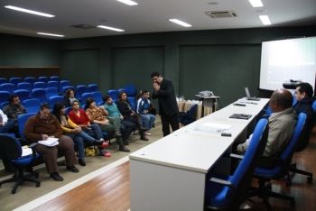 Em protesto contra poder público, professores distribuem pizzas na Câmara Municipal