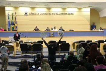 Em protesto contra poder público, professores distribuem pizzas na Câmara Municipal