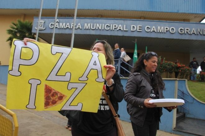 Em protesto contra poder público, professores distribuem pizzas na Câmara Municipal