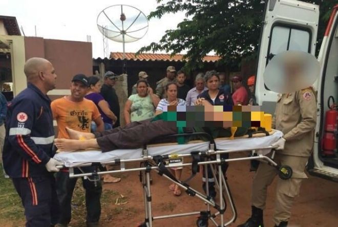 SAMU e bombeiros socorrem vitima de acidente doméstico