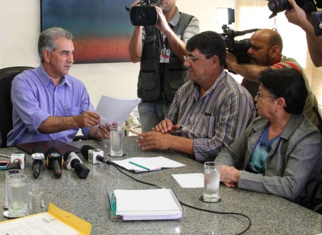 Reinaldo Azambuja sanciona lei do psio de professores com Fetems