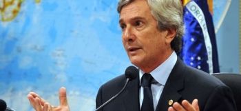 PF cumpre mandado de busca e apreensão em casa de Collor e de outros políticos