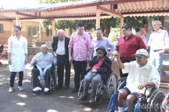 Gilmar Olarte visita Asilo São João Bosco