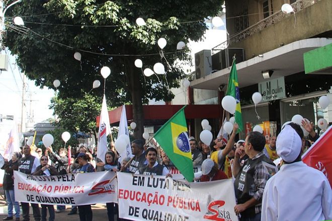 Servidores públicos federais protestam no centro de Campo Grande
