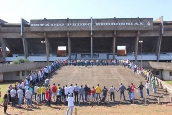 Para reativar estádio, mutirão Pró-Futebol realiza abraço no Morenão