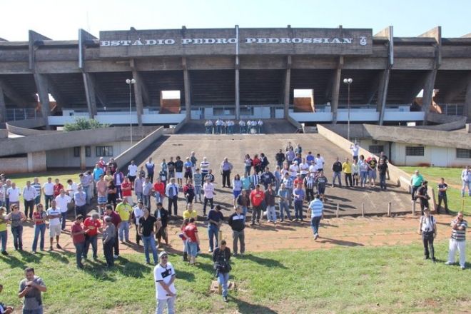Para reativar estádio, mutirão Pró-Futebol realiza abraço no Morenão
