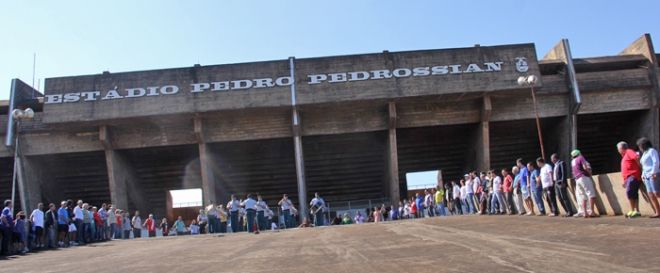 Para reativar estádio, mutirão Pró-Futebol realiza abraço no Morenão