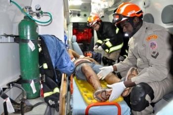Motorista fratura perna em colisão envolvendo dois caminhões