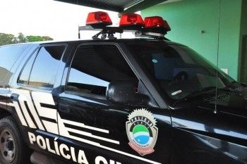 Tarado aproveita vidro quebrado, para passar m&atilde;o na perna da mulher