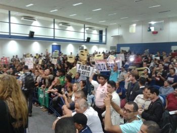 Tumulto com professor preso pela Guarda Municipal agita sess&atilde;o da C&acirc;mara