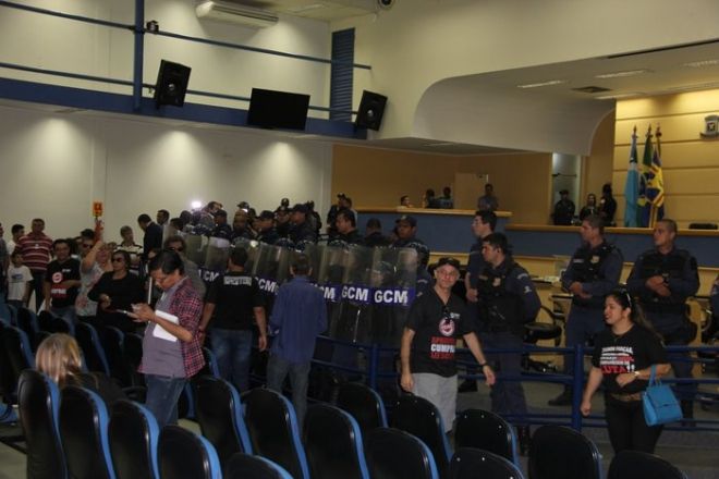 Tumulto com professor preso pela Guarda Municipal agita sess&atilde;o da C&acirc;mara