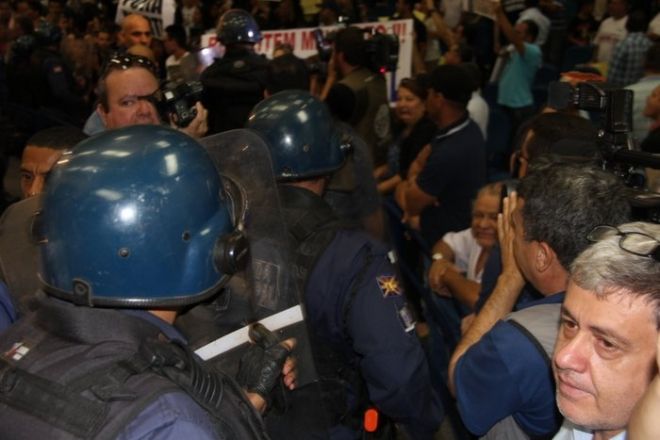 Tumulto com professor preso pela Guarda Municipal agita sess&atilde;o da C&acirc;mara