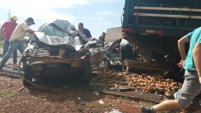 Acidente entre caminhões e carros de passeio na BR-163 deixa cinco mortos