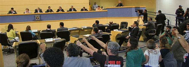 Por 19 votos a 8 Comiss&atilde;o Processante contra Olarte ser&aacute; de maioria qualificada