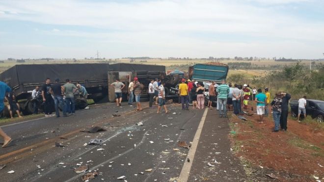 Acidente entre caminhões e carros de passeio na BR-163 deixa cinco mortos