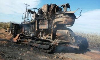 Fa&iacute;sca de colheitadeira causa inc&ecirc;ndio em canavial no interior