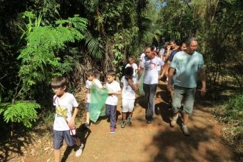 Crianças aprendem a importância da preservação ambiental e da reciclagem