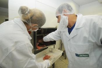 Laboratório do Senai desenvolve ração para jacarés e shake para idosos