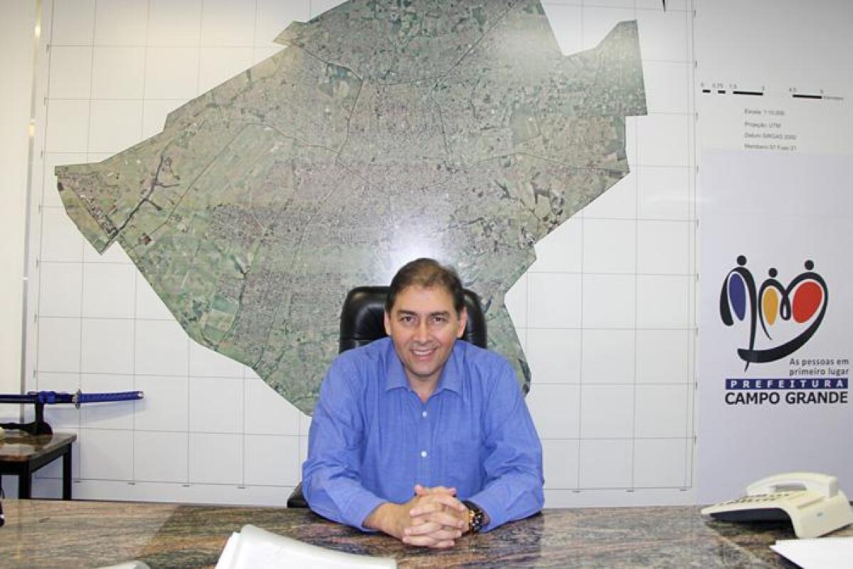 Bernal na cadeira de prefeito, gabinete do prefeito