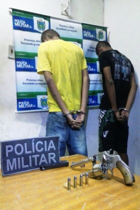 Dupla é detida com arma de fogo na região central de Corumbá
