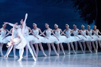 Russian State Ballet se apresenta em shopping e Glauce Rocha