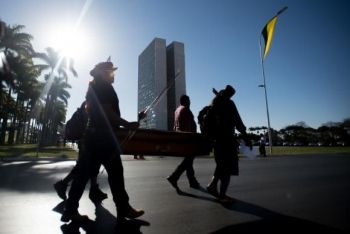Índios protestam em Brasília contra assassinato de guarani-kaiowá em Antônio João