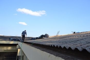 Por falta de manutenção, policiais civis consertam telhado do imol em Campo Grande 