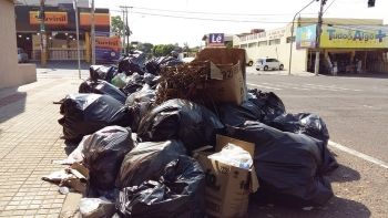 Lixo espalhado em Campo Grande com greve na Solurb 