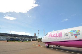 Campanha Dourados Rosa recepciona passageiros de avião rosa da Azul Linhas Aéreas