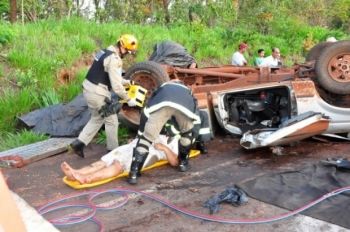 Caminhonete capota na MS-134, mas fam&iacute;lia de quatro pessoas escapa ilesa 
