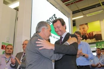 Leroy Merlin recebe autoridades e governador e abre ao público