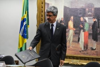 Relatório final da CPI diz que Petrobras foi vítima de cartel de empreiteiras