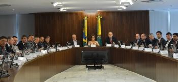 Dilma recebe apoio de prefeitos para recriar CPMF com al&iacute;quota de 0,38%