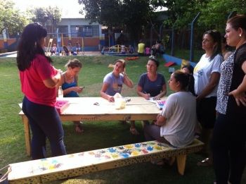 Dourados Rosa visita escolas e explica sobre câncer de mama