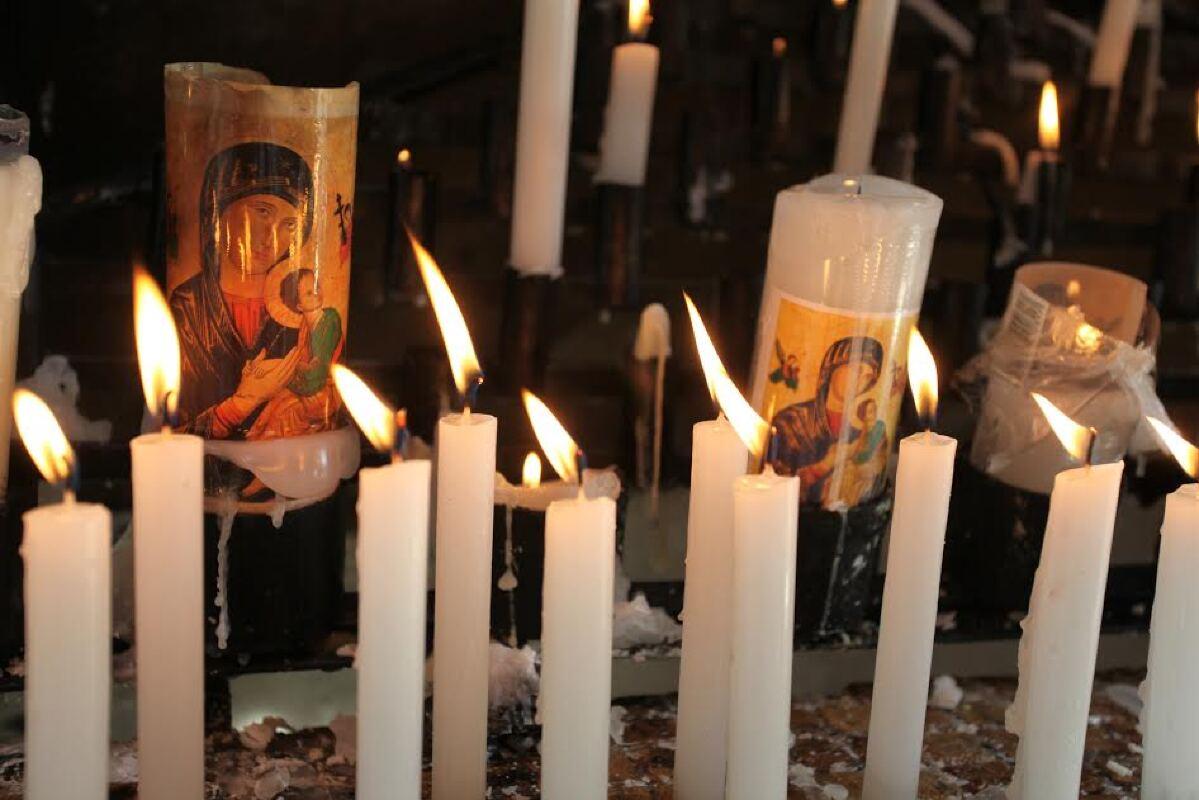 Devotos celebram Dia de Finados e rezam por familiares falecidos