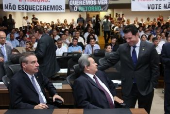 Deputados e empresários debatem projetos de aumento de impostos