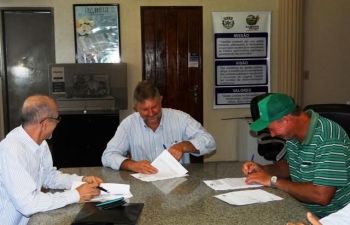 Embrapa e Prefeitura Laguna Carapã assinam contrato para desenvolver piscicultura