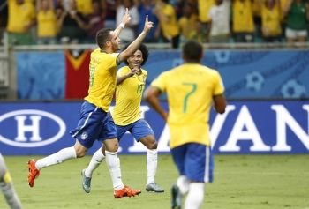 Mesmo sem mostrar um futebol convincente, Brasil passa pelo Peru
