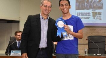 Import&acirc;ncia do voto consciente &eacute; lembrado pelo governador durante concurso de reda&ccedil;&atilde;o