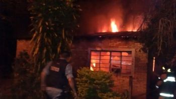 Policiais da Força Tática e da Rádio Patrulha, salvam sexagenária na casa que pegava fogo