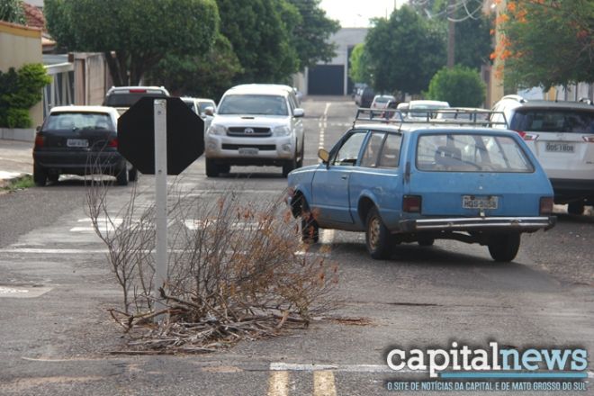 Sinalizados por placas de “pare”, buracos ainda preocupam