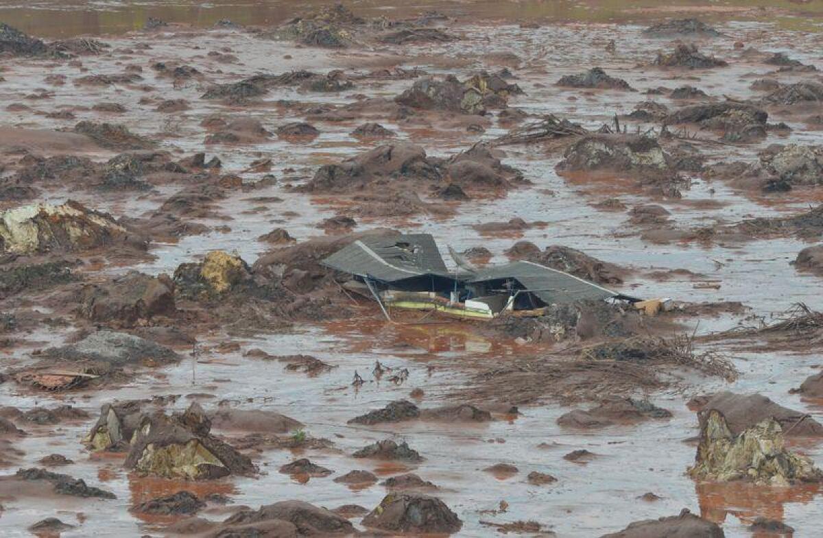 Região destruída por rompimento de barragens em Minas