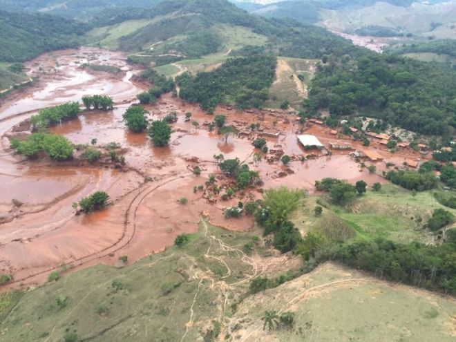 Barragens que se romperam pertencem à mineradora Samarco