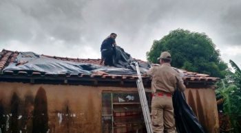 Defesa Civil entrega telhas e kits dormitórios