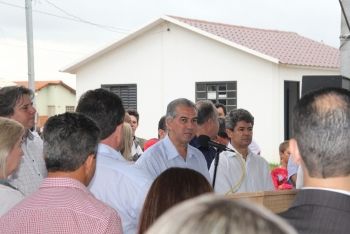 Governador entrega 30 casas nos 62 anos de emancipa&ccedil;&atilde;o pol&iacute;tica de Batagua&ccedil;u