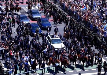 Macri toma posse, promete combater pobreza e apela por unidade da Argentina
