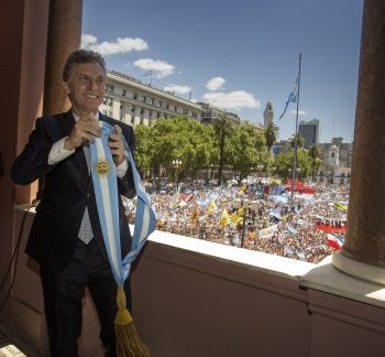 Macri toma posse, promete combater pobreza e apela por unidade da Argentina